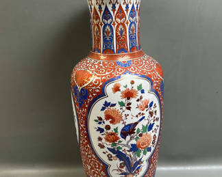Lot 30: Kaiser Germany Ming Pattern Vase