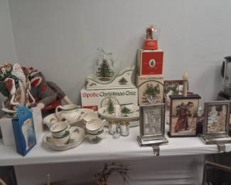 Spoke Christmas Dinnerware