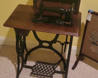 Singer Featherweight Model Sewing Machine with Table
