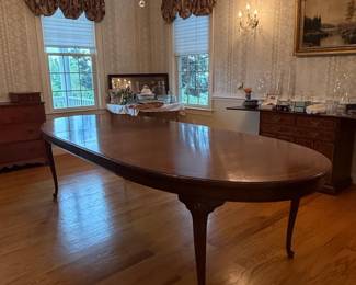 Henredon Dining Table with 8 chairs and 2 leafs