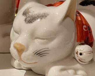 Kutani Kosen Sleeping Cat Figurines