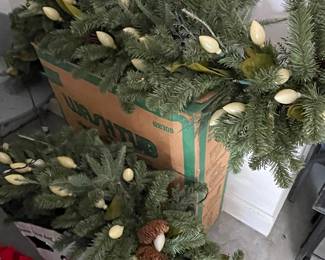 Artificial Pre-Lit Christmas Garland with Pinecones