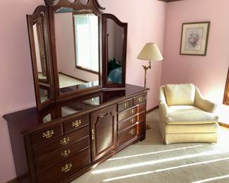 Thomasville Dresser w/mirror