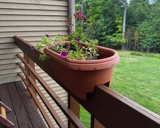 Deck railing planter 