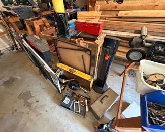 Power lift for tailgate scooter