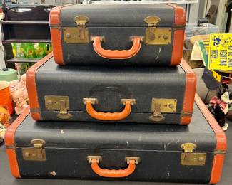 vintage luggage set in great shape 