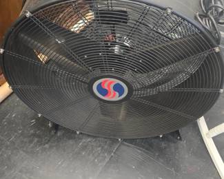 very large working fan 