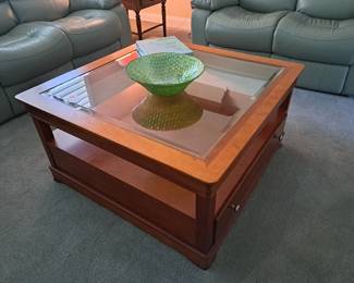 GOOD SIZE COFFEE TABLE WITH STORAGE DRAWER IN BOTTOM