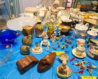 MISC WOOD, TEA POTS, FIGURINES, REFRIGERATOR MAGNETS, ETC.