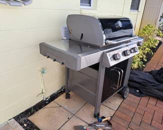 NICE WEBER GRILL WITH ACCESSORIES