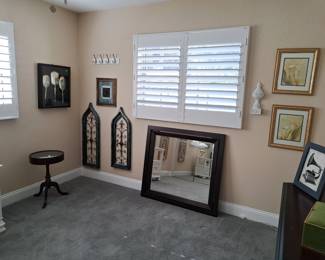 WALL DECOR, GLASS TOP DISPLAY TABLE