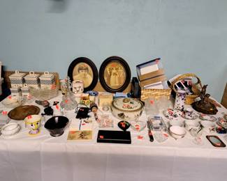 A WIDE VARIETY OF FUN SMALL COLLECTIBLES 