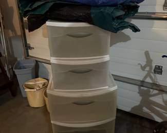 Storage containers 