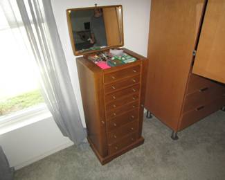 8 drawer floor model jewelry box