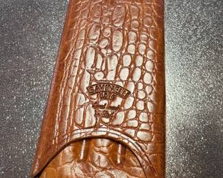This is a premium Savinelli crocodile-embossed leather case.