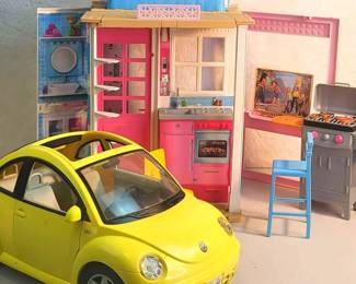 FHM181 - BARBIE MYSTERY LOT - Mattel Fold-Up House. Vintage VW Beetle Car. Other Accessories