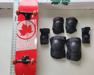 FHM097 - Skateboarding Lot 2 - Skateboard and Protective Gear