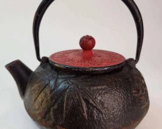 FHM042 - Beautiful Vintage Japanese Cast Iron Tetsubin Teapot / Red & Black Raised Botanical Design