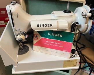 Exceptional Singer Featherweight Sewing Machine 