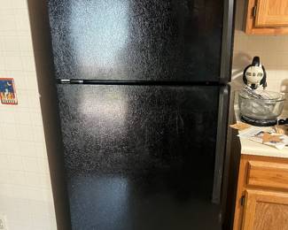 Blk Refrigerator W/Icemaker