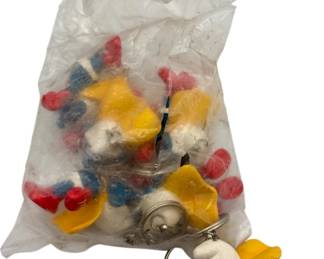 3838 - Lot of 6 PVC Smurf Superman Keychains NOS