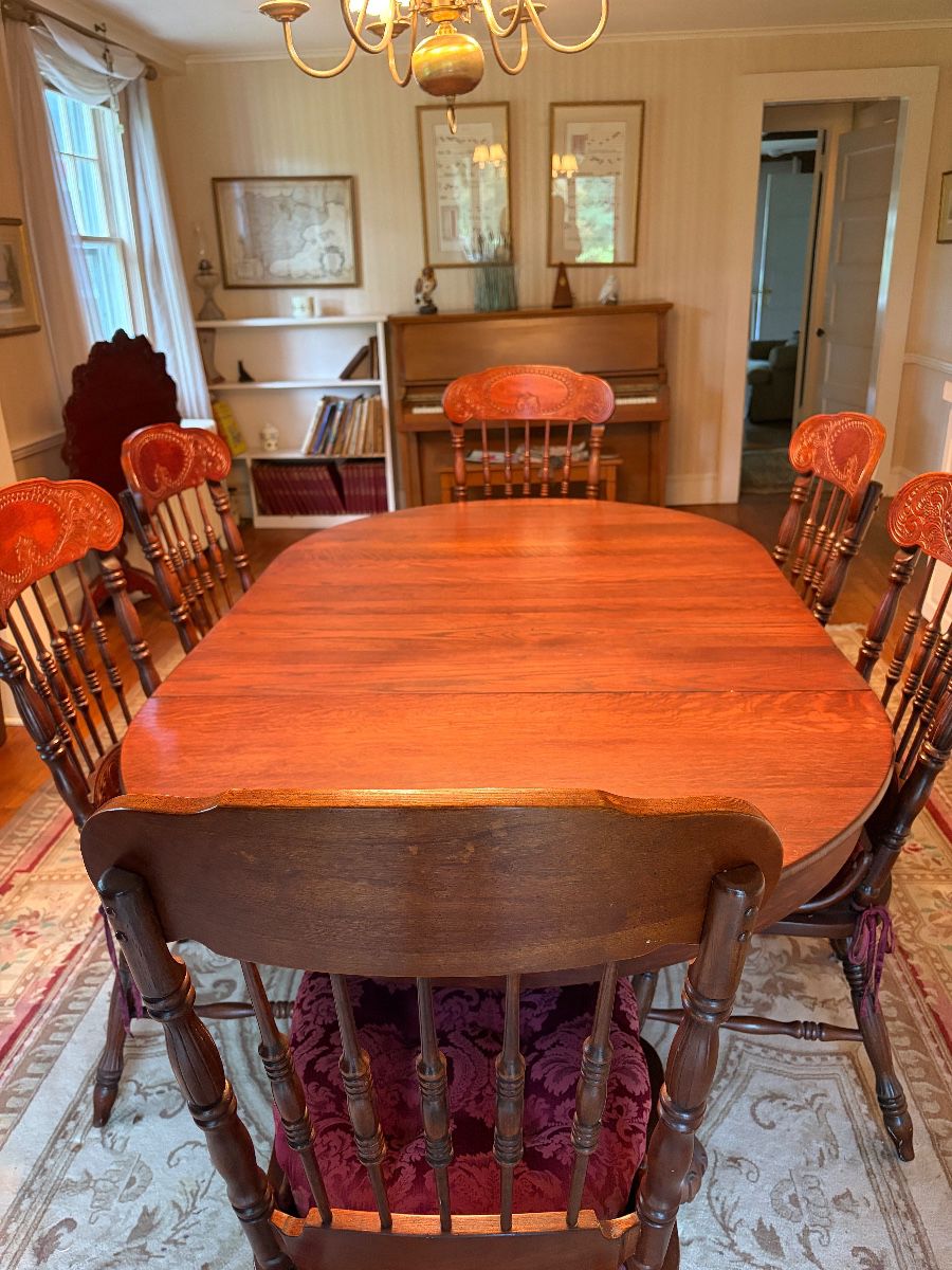 This antique oak table closed seats 4 comfortably. With ALL the leaves 8 is comfortable! Several leaves to accomodate your needs. Chairs are newer & pressed back to match the time period.any size you need.