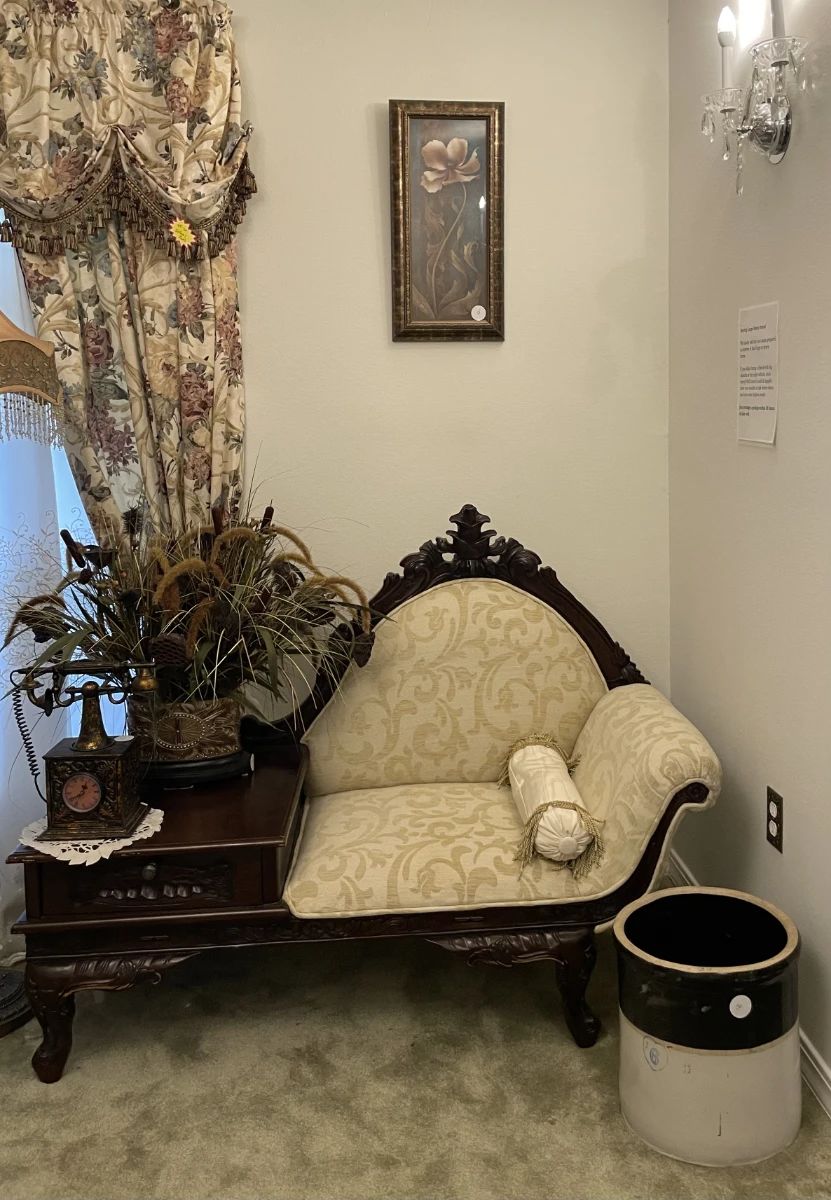 Victorian-style gossip bench (telephone table)