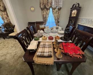 Dining table with leaf and 6 chairs