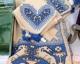 GORGEOUS VINTAGE LINENS