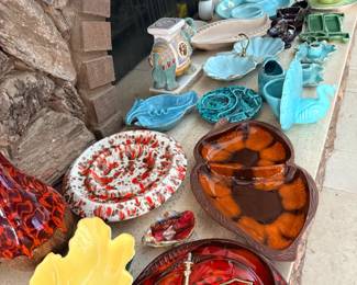 INSANE AMOUNT OF VINTAGE CERAMICS / ASHTRAYS / TRAYS