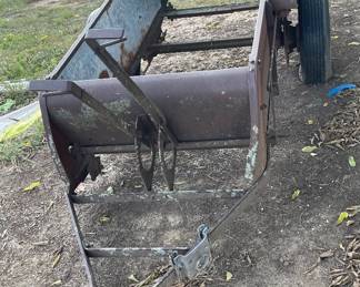 Manure spreader (needs new bed floor)