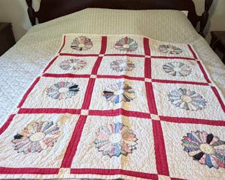 VTG Handmade Dresden Plate Quilt 
