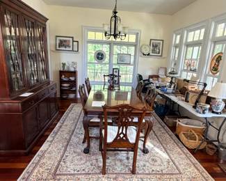Henredon dining room set: china cabinet & table