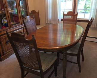 Broyhill Dining table/6 chairs/3 leaves