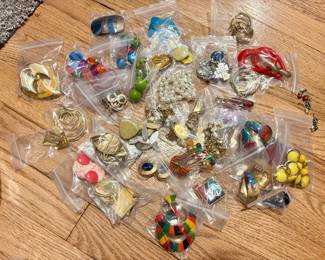 Nice selection of vintage jewelry (costume, silver, gold, etc) ----->