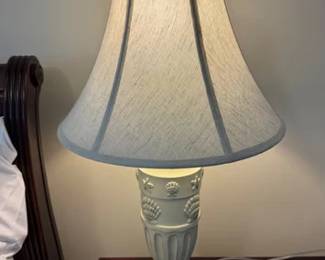 Seashell motif table lamp
