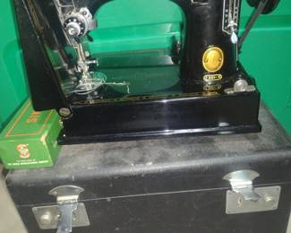 VINTAGE SINGER *FEATHER-WEIGHT PORTABLE SEWING MACHINE WITH CASE & ACCESSORIES