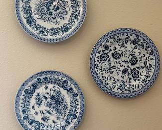 Blu and white decorative plates