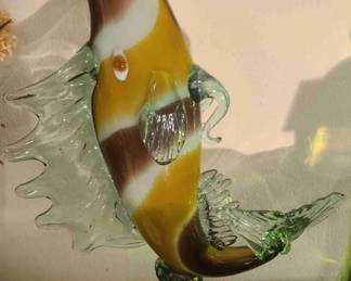 Authentic 1960s Murano Hand-Blown Striped Glass Fish Sculpture (Italy) An absolutely stunning, highly investment-worthy piece of genuine 1960s Venetian art glass. This towering tropical fish figurine features beautiful, vibrant internal layers of amber, white, and tortoiseshell brown ribbon striping—achieved via the complex Italian Fenicio (Phoenician) combing technique.