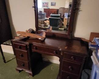 antique/vintage vanity dresser
