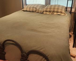 queen iron bed