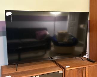 O15 - $100. 55" Vizio 4K Ultra HD Smart TV. Model 55Q8-H1.
