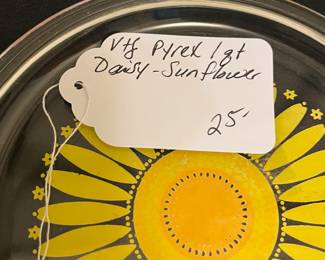 O101 - $25. Vintage Pyrex Daisy Sunflower 1 Qt Lidded Dish. The other side of the lid is faded.