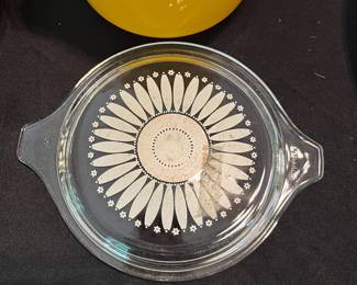 O101 - $25. Vintage Pyrex Daisy Sunflower 1 Qt Lidded Dish. The other side of the lid is faded.