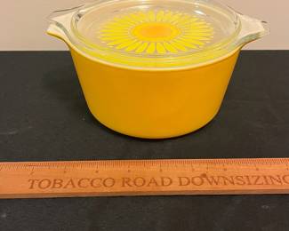 O101 - $25. Vintage Pyrex Daisy Sunflower 1 Qt Lidded Dish. The other side of the lid is faded.