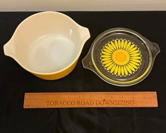 O101 - $25. Vintage Pyrex Daisy Sunflower 1 Qt Lidded Dish. The other side of the lid is faded.
