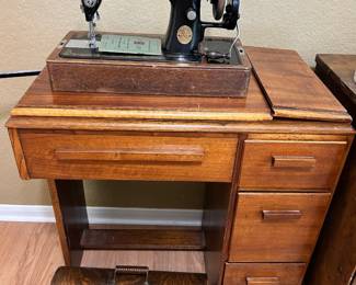 Singer hand crank sewing machine with Brentwood box