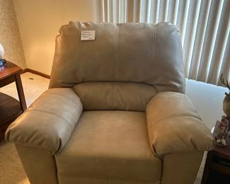 Very nice electric recliner!