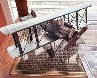 Vintage Metal Biplane Model Airplane – Detailed vintage-style metal biplane model featuring an exposed radial engine, propeller, and realistic strut detailing. A fantastic display piece for aviation enthusiasts, military décor, or collectors of antique-style aircraft models.