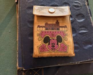 Vintage Walt Disney World Souvenir Coin Purse – Vintage faux leather snap-closure coin purse featuring Mickey Mouse and a classic Walt Disney World design. A nostalgic collectible perfect for Disney fans, theme park memorabilia collectors, or vintage accessory enthusiasts. Sold as found.